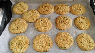 香喷喷的香葱饼干出炉后，放凉到手有余温的时候可以装袋了