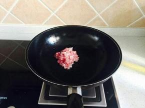 锅中倒入油，油烧热，放入猪肉，翻炒