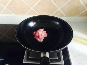 锅中倒入油，油烧热，放入猪肉，翻炒