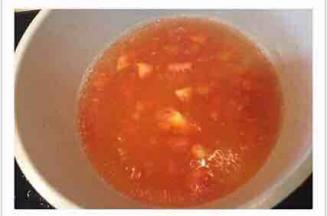 西红柿炒软后倒入一小碗白开水。