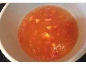 西红柿炒软后倒入一小碗白开水。