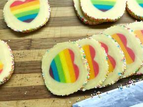 冻好后取出来，切成一块一块厚度均匀的小块。