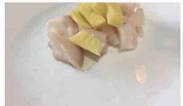 鳕鱼解冻后清洗干净，用厨房纸吸干水分，切成小丁，放入生姜片和少许橄榄油腌制十分钟。（滴几滴柠檬汁去腥也可以）