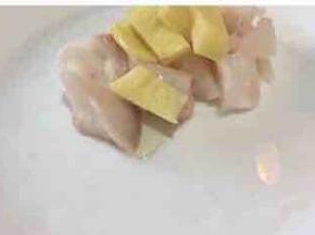 鳕鱼解冻后清洗干净，用厨房纸吸干水分，切成小丁，放入生姜片和少许橄榄油腌制十分钟。（滴几滴柠檬汁去腥也可以）