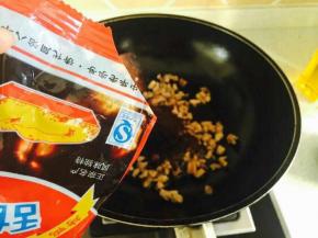 加入甜面酱，翻炒，加入适量水，炖到肉熟
