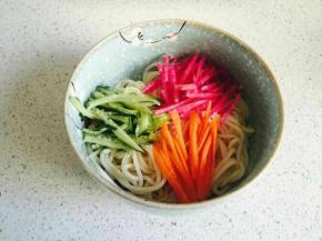 煮熟的面条过水 放入碗里，放上黄瓜丝，胡萝卜丝，萝卜丝