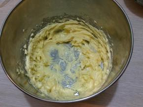 黄油切碎后室温软化，然后用电动打蛋器打至体积稍变大。