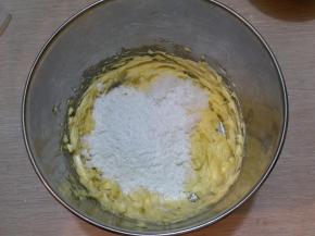 然后分次加入糖粉。继续打发至砂糖完全融化无颗粒