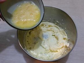 分次加入鸡蛋，搅拌均匀。