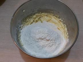 然后加入低筋粉