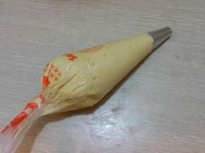 装进裱花袋里，裱花嘴用菊花头