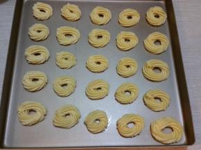 烤盘刷上一层薄薄的色拉油，然后挤出曲奇饼坯