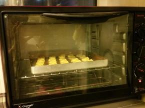 烤箱预热，上下火，180度，中层，烤20分钟