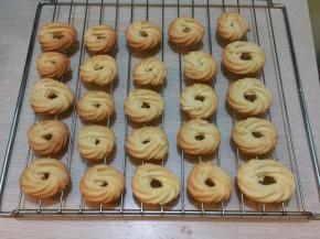 烤好后放在晾晒网上凉凉饼干冷却后就变香脆了哦，