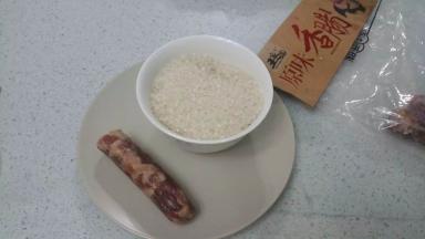 准备大米和半根腊肠，早上不喜欢吃太油腻，只用了半根，也可以用一根的