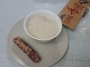 准备大米和半根腊肠，早上不喜欢吃太油腻，只用了半根，也可以用一根的