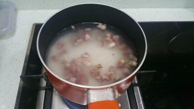 大米和腊肠放在小锅里煮开