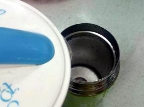 刚刚烧开的热水倒在焖烧壶里把壶预热