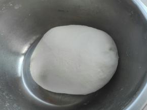 温水放入酵母，糖融化，放入面粉，调成光滑面团，盖湿布进行室温发酵