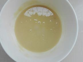 发酵期间制作油酥：花生油烧热，倒入50克面粉中，搅拌均匀成油酥糊