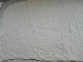 发酵好的面团比较软，操作台上抹点油，擀成大片