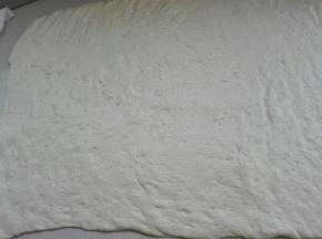 发酵好的面团比较软，操作台上抹点油，擀成大片