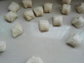 自上而下卷起来，切成自己喜欢的均等剂子