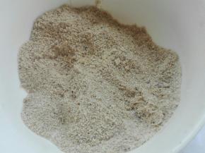 红糖馅制作：红糖或者白糖60克，加25克面粉抓均匀即可