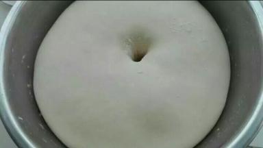 面团发酵至手指戳洞不回缩不塌陷即可