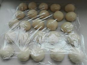 发酵好的面团，按压排气，等分25份小面团，揉圆盖保鲜膜醒发20分钟