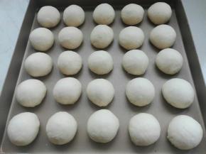 再次揉圆，依次放入烤盘进行二次发酵，烤箱放盘热水，温度不超过35度，时间35分钟（仅做参考，重点是看状态）