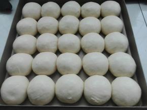 发酵好的面团表面刷层蛋液