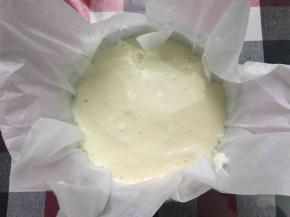 6寸模具垫上油纸，然后将蛋黄糊到进模具中