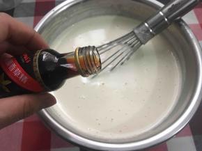 加入香草精，混合均匀