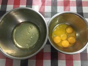 蛋黄与蛋白分离（我图片的份量是2个6寸哦！配方是1个6寸）