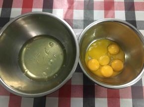 蛋黄与蛋白分离（我图片的份量是2个6寸哦！配方是1个6寸）