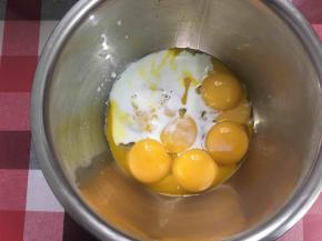 加入10g纯牛奶，并搅拌均匀，手法随意