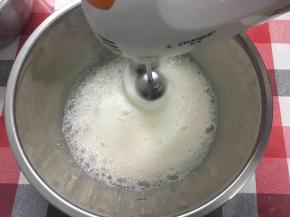 打发蛋白至硬性发泡