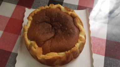 蛋糕出炉不用倒扣，直接将整个蛋糕和模具一起放架子上，冷却脱模具后直接撕掉油纸