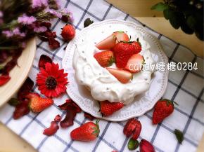 外貌控，所以在表面装饰了下（淡奶油加细砂糖打至6分发，再放上几颗草莓）