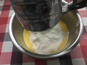 筛入低粉，并搅拌均匀，蛋抽z字手法，不要画圈