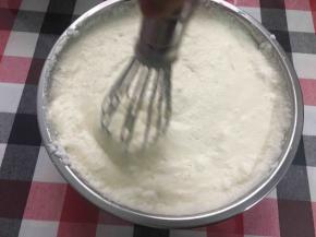 不用翻拌均匀，表面的蛋白用画圈形式，让它表面被蛋黄糊包裹