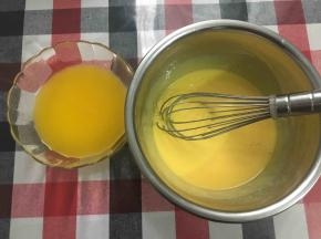 黄油提前隔热水热融，冷却温热时加入蛋黄液里，快速搅拌均匀