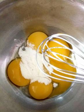 蛋黄加糖粉搅匀