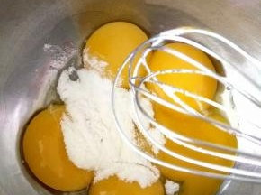 蛋黄加糖粉搅匀