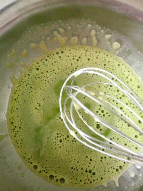 倒入菠菜汁搅匀