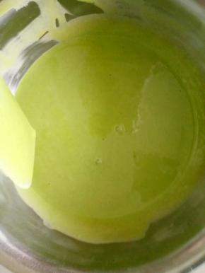 筛入低筋粉，拌匀后过筛