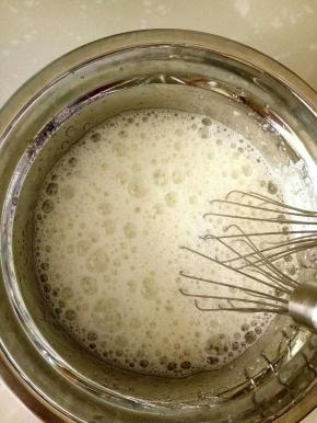 蛋白打到鱼眼泡，糖分三次加入蛋白打到小弯钩