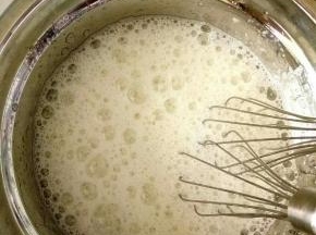 蛋白打到鱼眼泡，糖分三次加入蛋白打到小弯钩