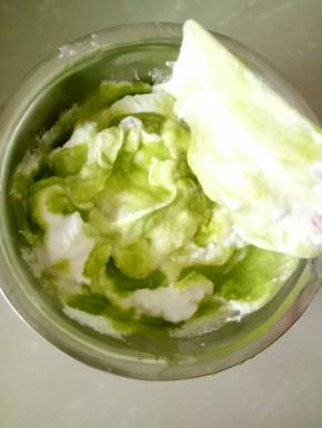 取1/3蛋白入蛋黄糊拌匀